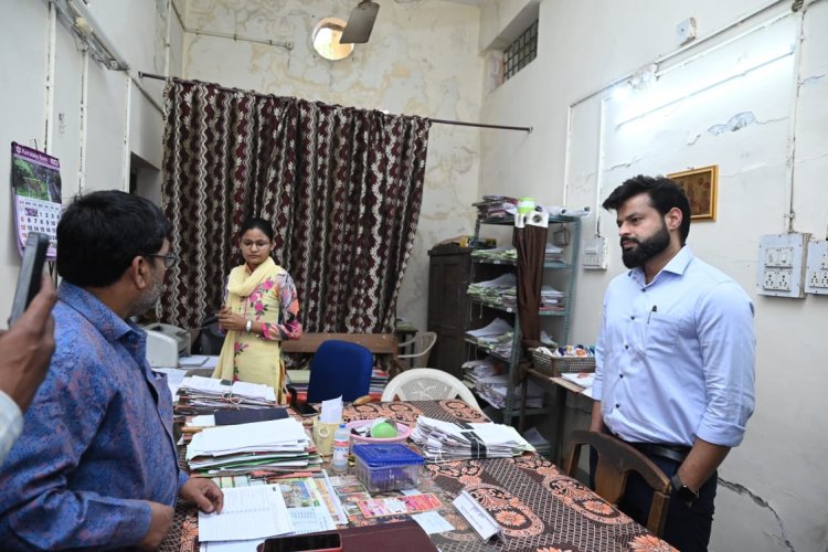 दुर्ग तहसील का औचक निरीक्षण कर कलेक्टर ने 2 रीडर किया निलंबित, नायब तहसीलदारों को भी नोटिस जारी