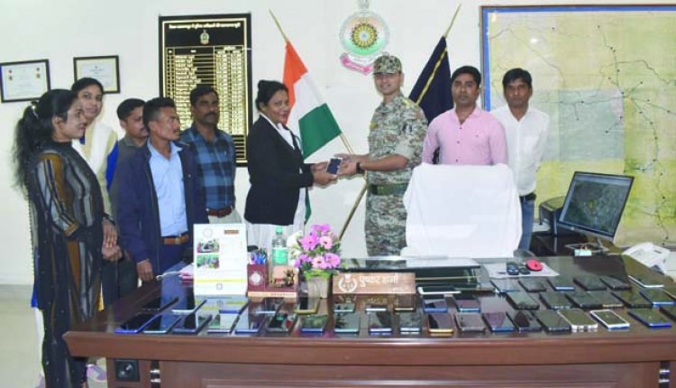 नारायणपुर पुलिस ने लोगों को लौटाए 5 लाख रु. मूल्य के 50 मोबाइल