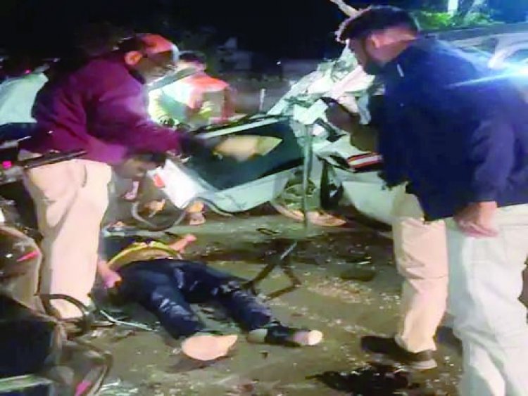 सड़क किनारे खड़े ट्रक में घुसी कार, 1 की मौत, 11 घायलों में 2 की हालत गंभीर