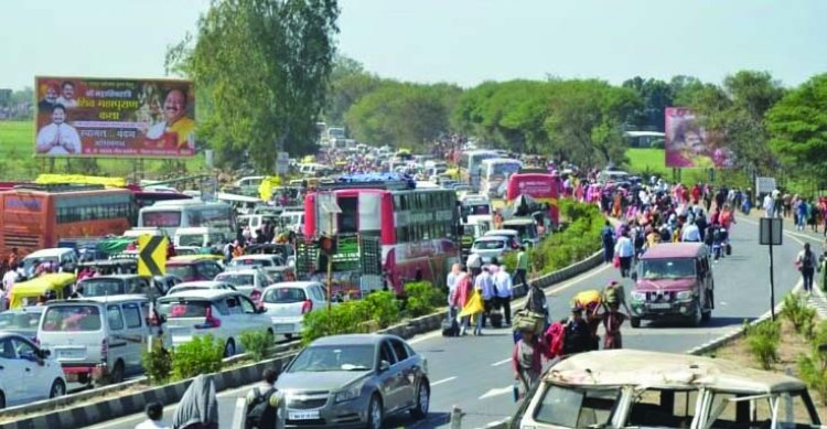 कुबेरेश्वर धाम में रोका गया रुद्राक्ष वितरण, बेकाबू भीड़ को देखते हुए लिया गया निर्णय