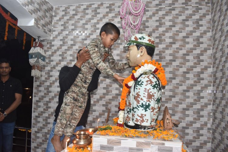 अमर शहीद कनेर सिंह उसेण्डी की पुण्यतिथि पर पुत्र सहित नारायणपुर पुलिस ने दी श्रद्धांजलि