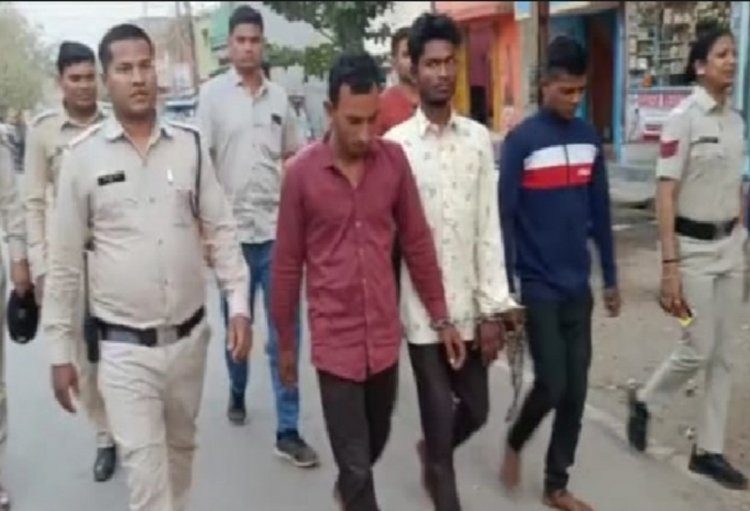 नर्सिंग छात्रा के साथ सामूहिक रेप की कोशिश, चार आरोपियों का पुलिस ने निकाला जुलूस