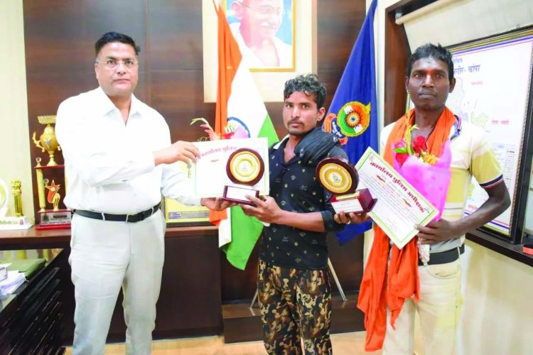 नहर में गिरे कार से अंदर फंसे लोगों को जान जोखिम में डालकर बाहर निकालने वाले मजदूरों का एसपी ने किया सम्मान