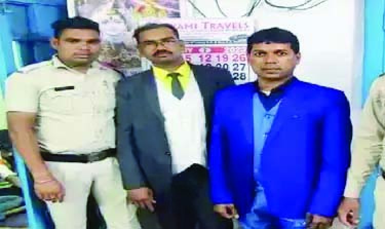 चीनी ऐप पर ऑनलाइन इन्वेस्ट का झांसा देने वाले गिरफ्तार, पुलिस ने सेमिनार के दौरान मारा छापा