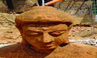 भाजपा नेता के घर खुदाई में निकली प्राचीन प्रतिमा