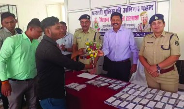 गुम स्मार्टफोन वापस मिलने पर खुश हुए लोग