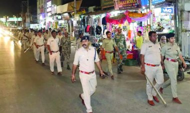 400 से भी अधिक पुलिस अधिकारी और जवान देर रात सड़कों पर निकले