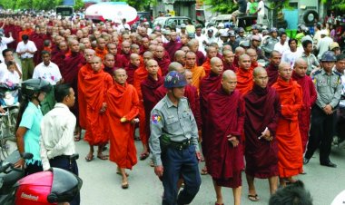 म्यांमार सेना ने बौद्ध मठ में लोगों को लाइन से खड़ा कर गोलियों से भूना