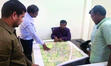 पंजियों का संधारण नहीं पाए जाने पर संभागायुक्त  कावरे ने कर्मचारियों को थमाया नोटिस