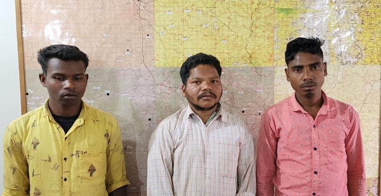 छत्तीसगढ़ के नारायणपुर पुलिस को मिली बड़ी सफलता, 3 नक्सली बैनर- बिजली वायर- बैटरी एवं आई.ई.डी. विस्फोट के साथ पकड़ा गया