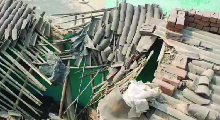 खदान में ब्लास्टिंग से गिरा घर का छप्पर