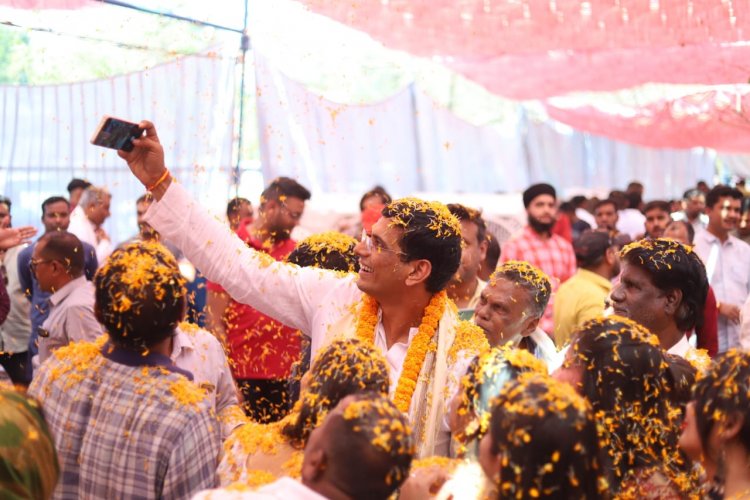 विधायक देवेंद्र ने अबीर गुलाल लगाकर बड़ो से लिये आशीर्वाद
