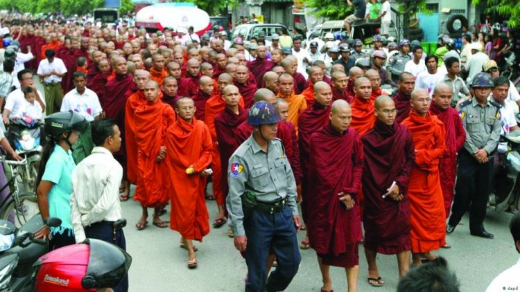म्यांमार सेना ने बौद्ध मठ में लोगों को लाइन से खड़ा कर गोलियों से भूना