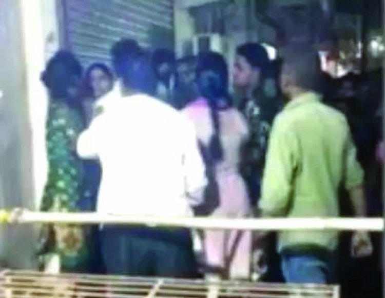 भिलाई के बीच बाजार में पैसों के लेनदेन को लेकर लड़कियों में विवाद, एक दूसरे पर छिड़की मिर्च पावडर
