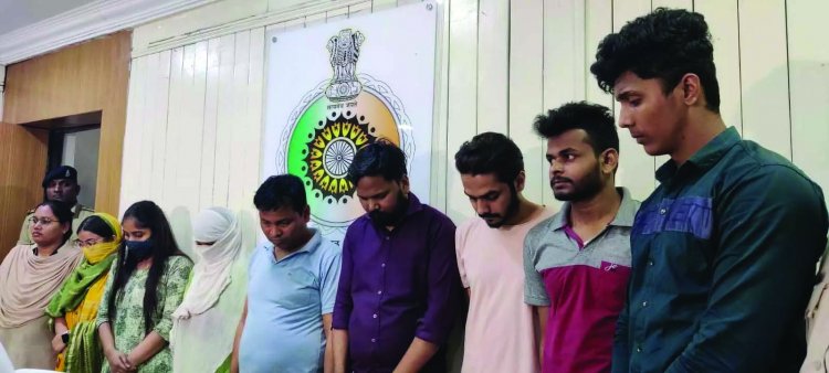 फर्जी कॉल सेंटर का भंडाफोड़, 3 महिला सहित 8 गिरफ्तार