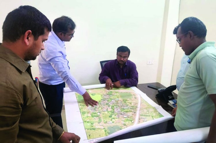 पंजियों का संधारण नहीं पाए जाने पर संभागायुक्त कावरे ने कर्मचारियों को थमाया नोटिस