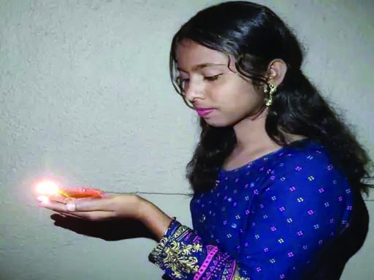 बिजली विभाग की लापरवाही से गई एकलौती बच्ची की जान, खेल-खेल में पकड़ ली थी पोल का तार