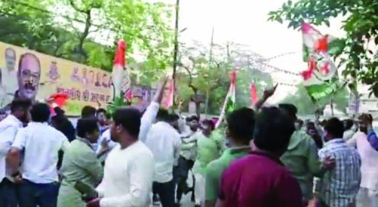 आपस में भिड़े बीजेपी और कांग्रेस कार्यकर्ता