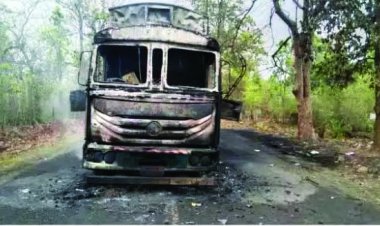 नक्सलियों ने ट्रक को किया आग के हवाले