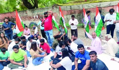 पहलवानों का प्रदर्शन दूसरे दिन भी जारी, कुश्ती संघ के अध्यक्ष पर कार्रवाई की मांग