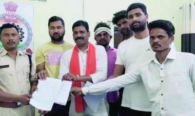 मंत्री के निजी सचिव की गिरफ्तारी की मांग को लेकर ग्रामीणों ने घेरा थाना