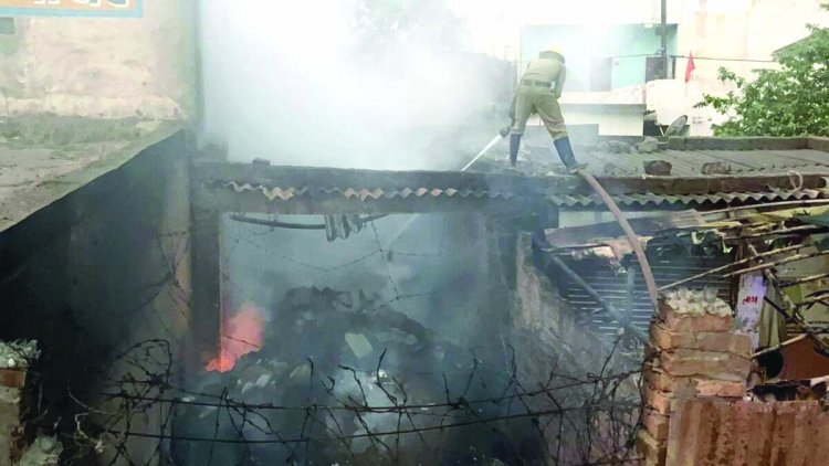 खुर्सीपार के कबाड़ी दुकान में लगी भीषण आग