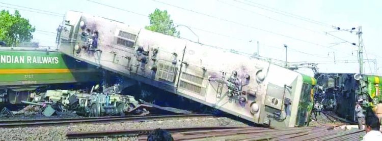 दो मालगाड़ी आपस में टकराने से 2 लोको पायलट की मौत, 4 गंभीर