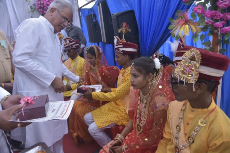 मुख्यमंत्री भूपेश बघेल ने दाम्पत्य जीवन में प्रवेश करने वाले 16 जोड़ों को दिया आशीर्वाद
