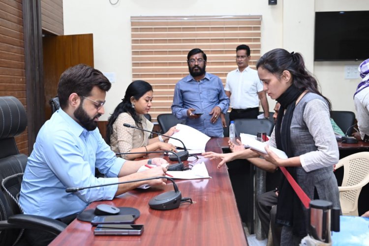 छोटा भाई घर में न कर ले कब्जा इसलिए आवेदिका प्रापर्टी टैक्स की पावती लेकर पहुंची जनदर्शन