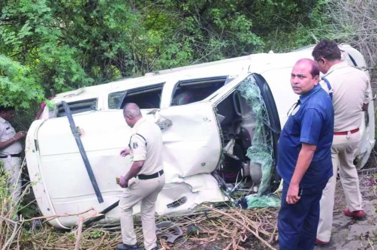 बाराती वाहन हुई दुर्घटनाग्रस्त, 6 घायल, चालक गंभीर
