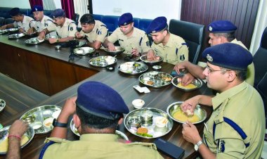 एसपी सहित अधिकारी-कर्मचारियों ने बोरे बासी खाकर मनाया विश्व श्रमिक दिवस