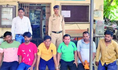 जुआ फड़ में सीएसपी दुर्ग और टीम ने दबिश देकर 6 को पकड़े