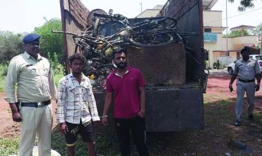 1.5 लाख रुपए का कबाड़ वाहन सहित जब्त, 2 गिरफ्तार