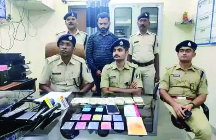 किराये के मकान में चल रहा था आईपीएल सट्टा, पुलिस ने 4 लाख नगदी के साथ आरोपी को पकड़ा