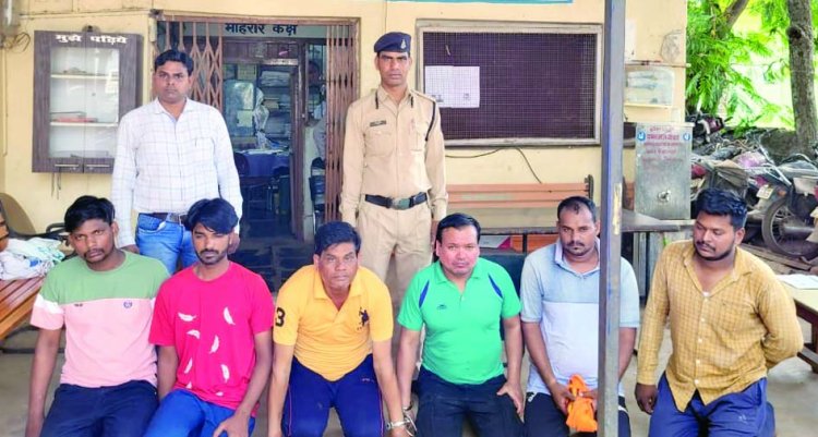 जुआ फड़ में सीएसपी दुर्ग और टीम ने दबिश देकर 6 को पकड़े