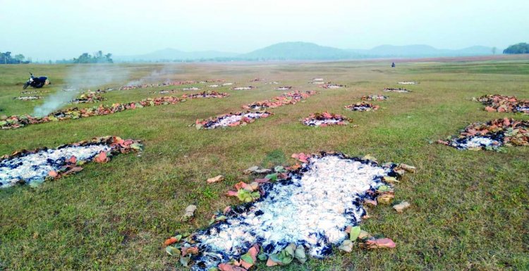 तेंदूपत्ता के फड़ों को नक्सलियों ने किया आग के हवाले