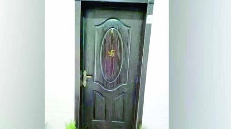 सऊदी में घर के गेट पर स्वास्तिक बनाने पर भारतीय को जेल
