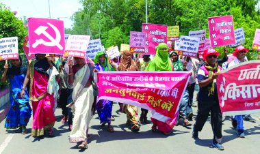 जन सुनवाई के खिलाफ किसान सभा ने किया प्रदर्शन