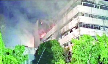 सरकारी दफ्तर वाले चार मंजिल जलकर खाक, आग नहीं बुझी तो वायुसेना की ली गई मदद