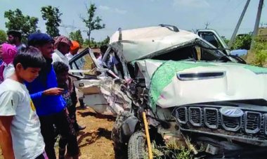 स्कार्पियो और बस में टक्कर, कांग्रेस नेता व उनकी पत्नी गंभीर