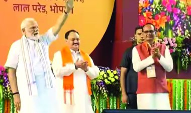 पीएम मोदी ने एक साथ 5 नई वंदे भारत को हरी झंडी दिखाकर किया रवाना