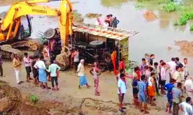 नदी में ट्रक गिरने से एक ही परिवार के 12 लोगों की मौत