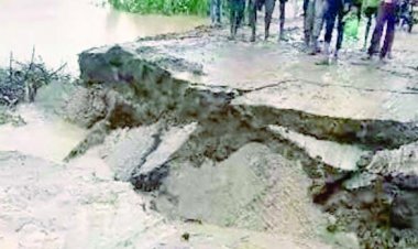 बह गई सड़क, 18 गांवों का टूटा संपर्क