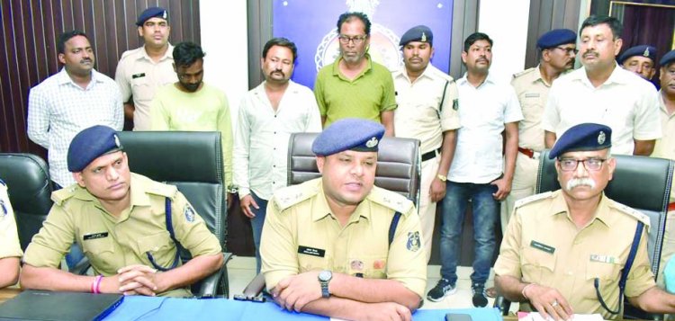 दुर्ग जिले के सूने मकानों में चोरी के 6 मामलों का खुलासा, 2 चोर सहित खरीदार रायपुर से गिरफ्तार, नगदी सहित 11 लाख का ज्वेलरी जब्त