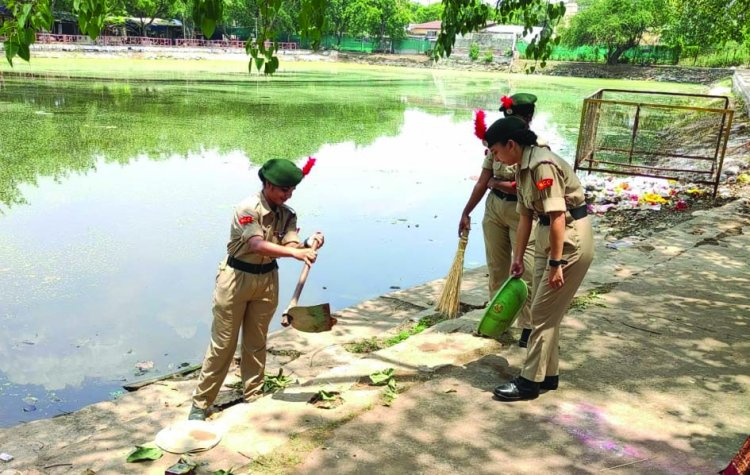 तालाब की सफाई कर एनसीसी कैडेटों ने दिए संदेश
