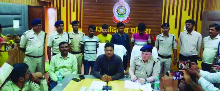 व्यापारी से लूट के चार आरोपी गिरफ्तार, तीन लाख नकदी सहित बाइक जब्त
