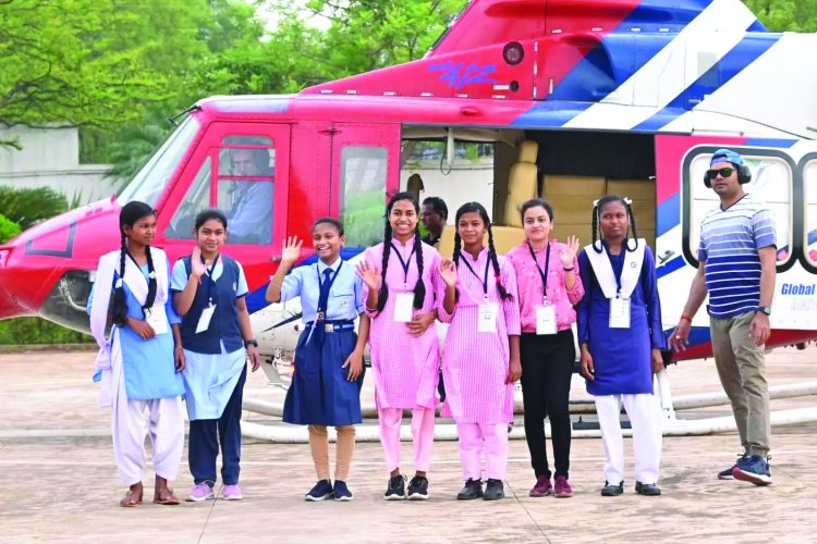 10वी-12वीं के 89 टॉपर बच्चों ने किया हेलीकॉप्टर ज्वायराइड
