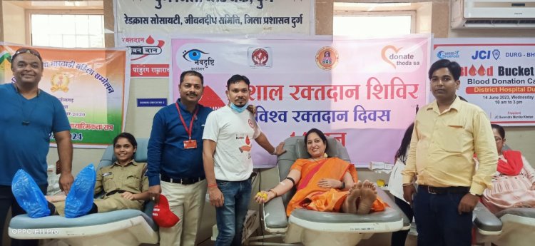 12 सामाजिक संस्थाओं एवं कॉलेज को रक्तदान पर किया गया सम्मान