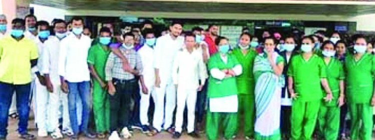 तीन माह से नहीं मिला वेतन, मेकाज के कर्मचारियों ने किया काम बंद