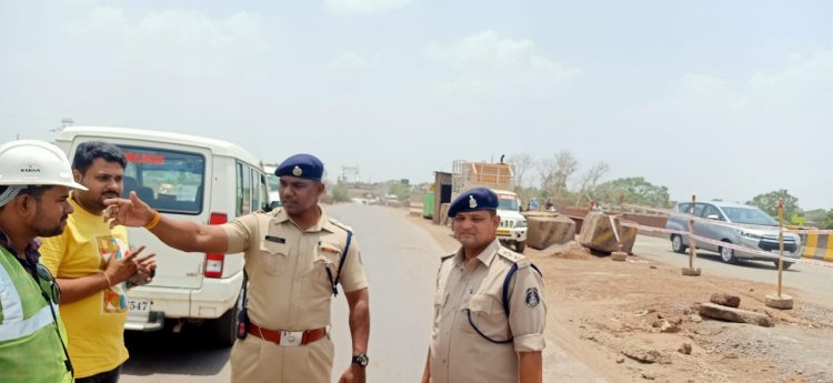 आज से डाबरा पारा में दुर्ग से रायपुर सर्विस रोड डामरीकरण कार्य के पश्चात वाहन चालकों के लिये खोला गया